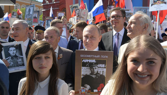 Президент РФ Владимир Путин с портретом своего отца-фронтовика Владимира Спиридоновича...