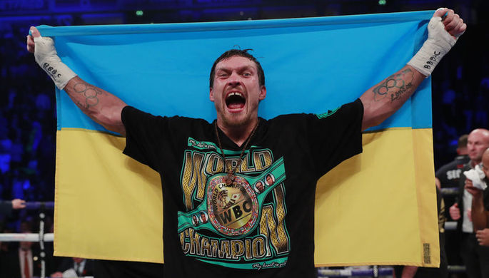 Украинский боксер Александр Усик после победы над британцем Тони Белью