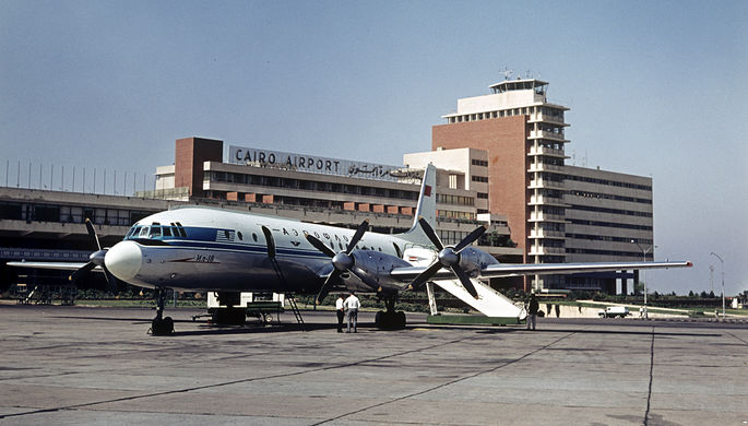 Самолет Ил-18 в аэропорту египетского Каира, 1965 год