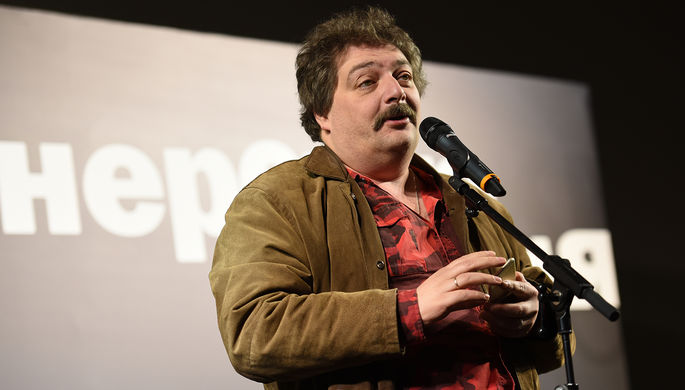 Писатель и журналист Дмитрий Быков во время пионерских чтений в Москве, 2016 год