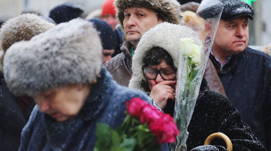 Люди около входа в МХТ имени Чехова во время церемонии прощания с Олегом Табаковым, 15 марта 2018 года