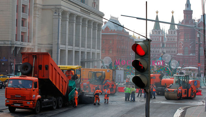 Рабочие во время укладки асфальта на участке Тверской улицы в Москве.