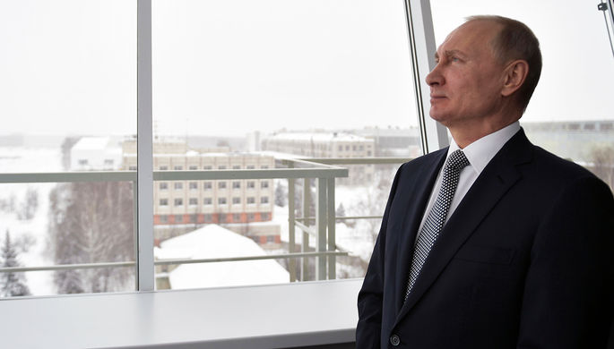 Владимир Путин наблюдает за демонстрационным полетом нового сверхзвукового стратегического...