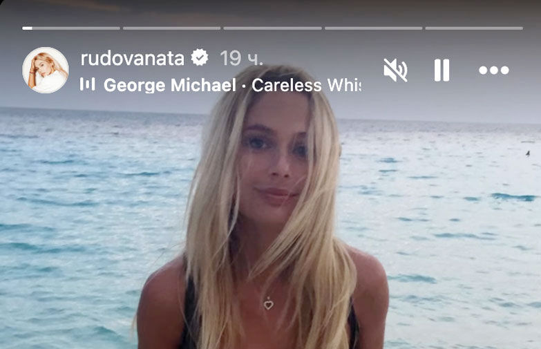 Актриса Наталья Рудова в рубашке без бюстгальтера снялась на Кубе