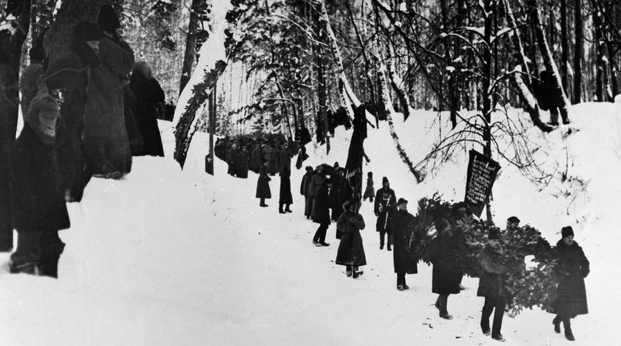 Траурное шествие с гробом В. И. Ленина в парке в Горках к железнодорожной станции. 23 января 1924 года