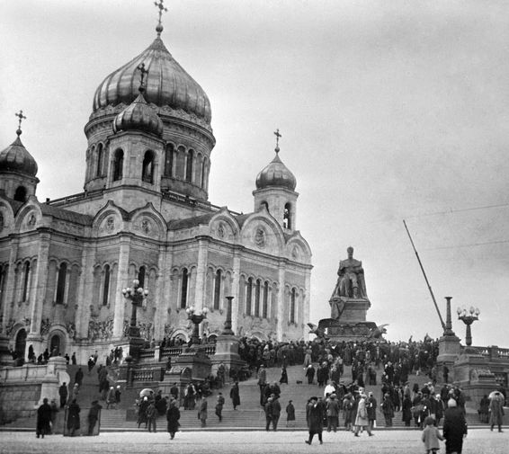 1917 год. Вид на Храм Христа Спасителя и памятник императору Александру III