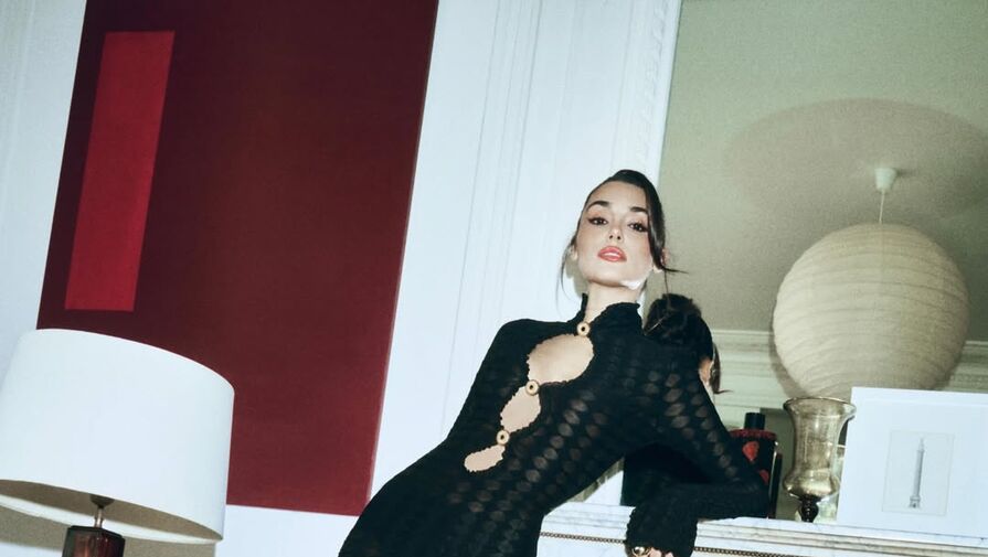 Актриса Ханде Эрчел снялась в прозрачном платье с разрезами