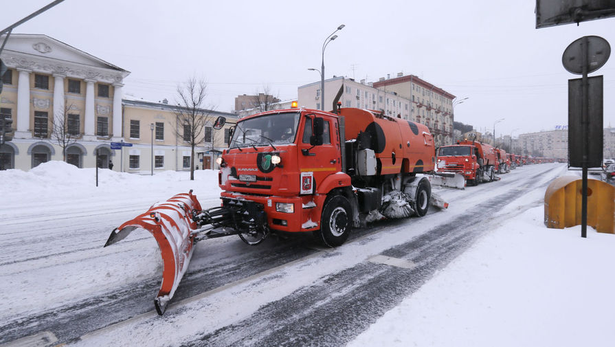  Работа снегоуборочной техники на Зубовском бульваре в Москве, 13 февраля 2021 года 