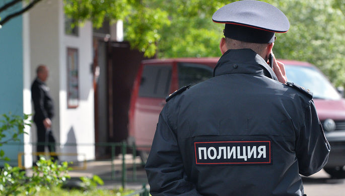Сотрудник полиции у жилого дома, где сотрудники ФСБ РФ задержали членов террористической группы...
