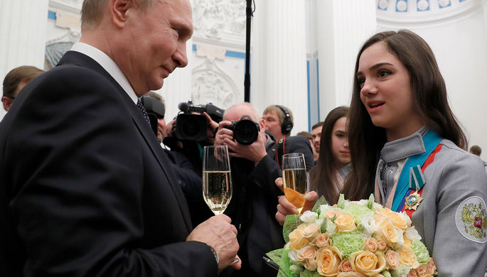 Владимир Путин и двукратный серебряный призер по фигурному катанию Евгения Медведева на приеме в...