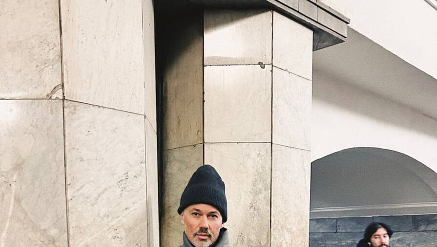 Стилист Александр Рогов в сером пальто и брюках снялся в метро