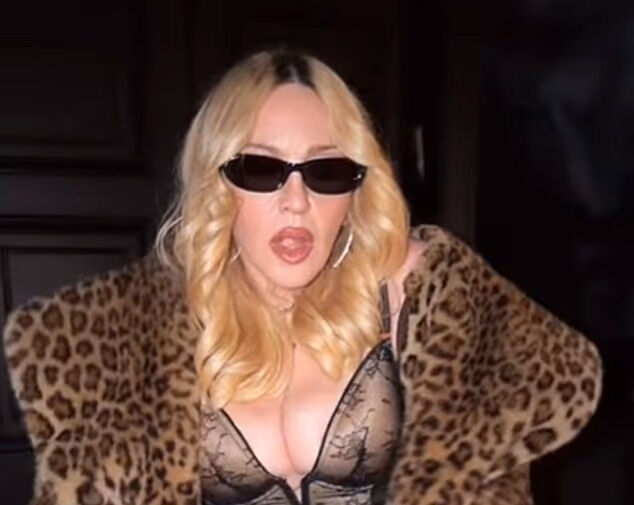 Певица Мадонна в кружевном корсете снялась под свой хит 1992 года