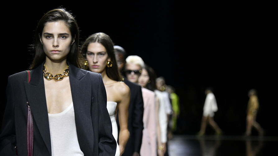 Модель Аня Россолович открыла показ бренда Gucci