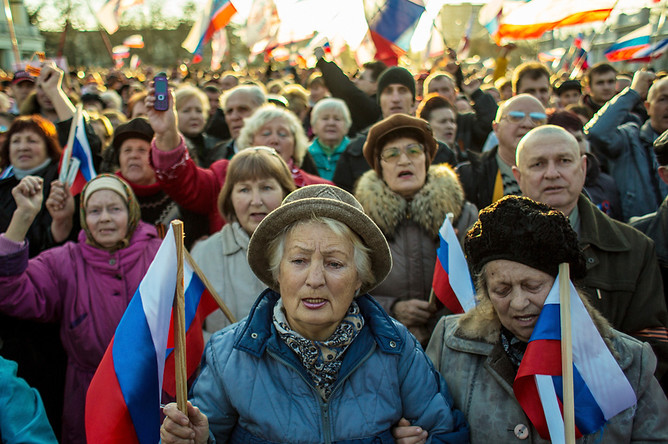 Участники митинга в поддержку России на центральной площади Евпатории