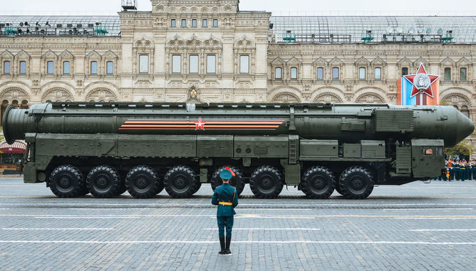 Подвижный грунтовый ракетный комплекс (ПГРК) «Ярс» с РС-24 на военном параде на Красной...
