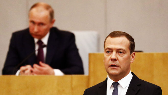 Президент России Владимир Путин и и.о. премьера страны Дмитрий Медведев перед утверждением в...