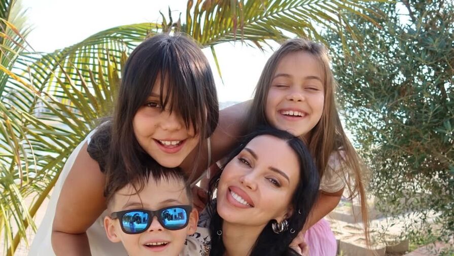 Бизнесвумен Оксана Самойлова улетела на отдых с детьми без Джигана