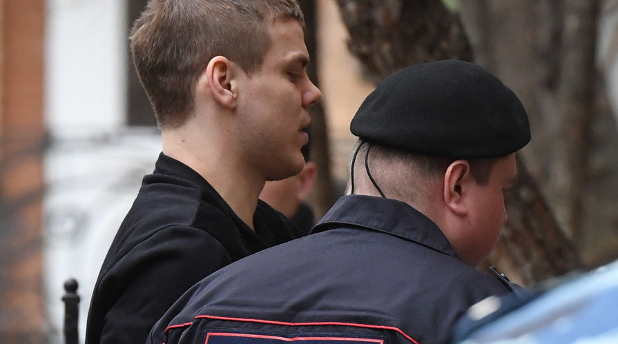 Футболист Александр Кокорин перед началом заседания Пресненского суда города Москвы, 10 апреля 2019 года