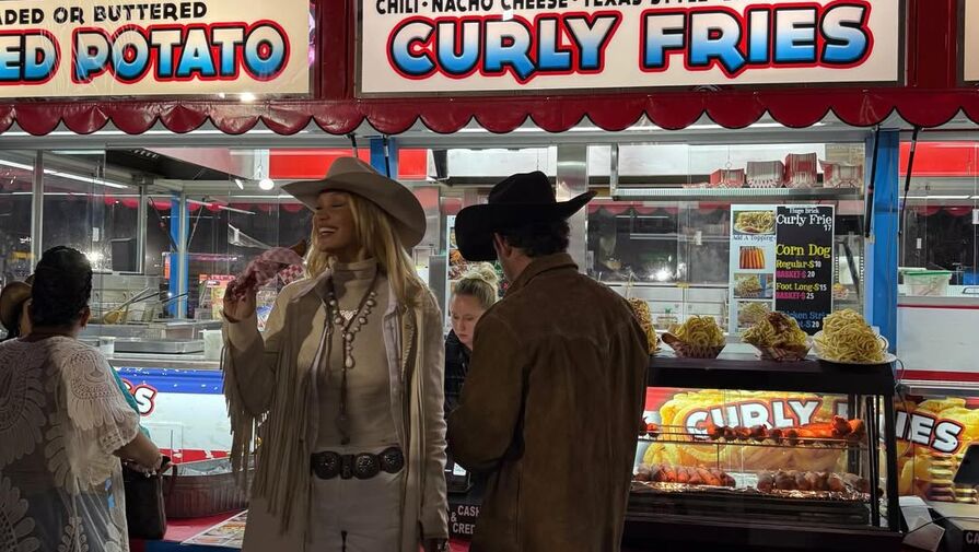 Модель Белла Хадид в плаще и шляпе вышла на публику с бойфрендом Бануэлосом