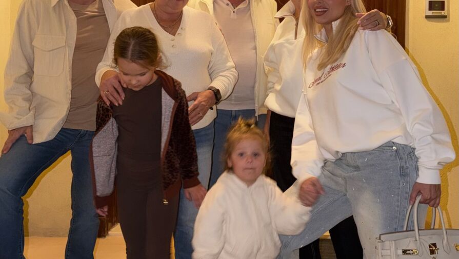 Певица Ханна снялась с мужем, родителями и детьми