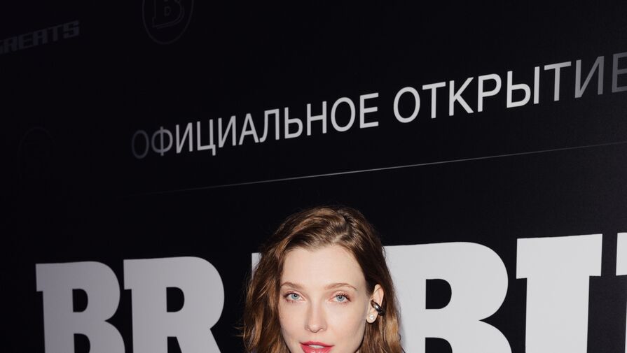 Актриса Светлана Степанковская вышла на публику в кожаном жилете и шортах