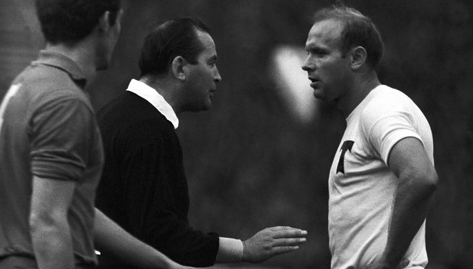 1968 год. Эдуард Стрельцов (справа) во время разговора с судьей