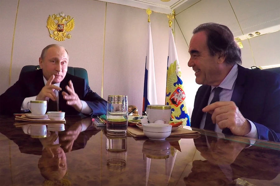 <b>«Интервью с Путиным» (2017)</b>
<br><br>
Одной из наиболее резонансных документальных работ Стоуна стало интервью с Владимиром Путиным — в течение четырех эпизодов российский президент рассказывает о своем детстве, госслужбе, Чеченской войне, а также взаимоотношениях с лидерами других стран