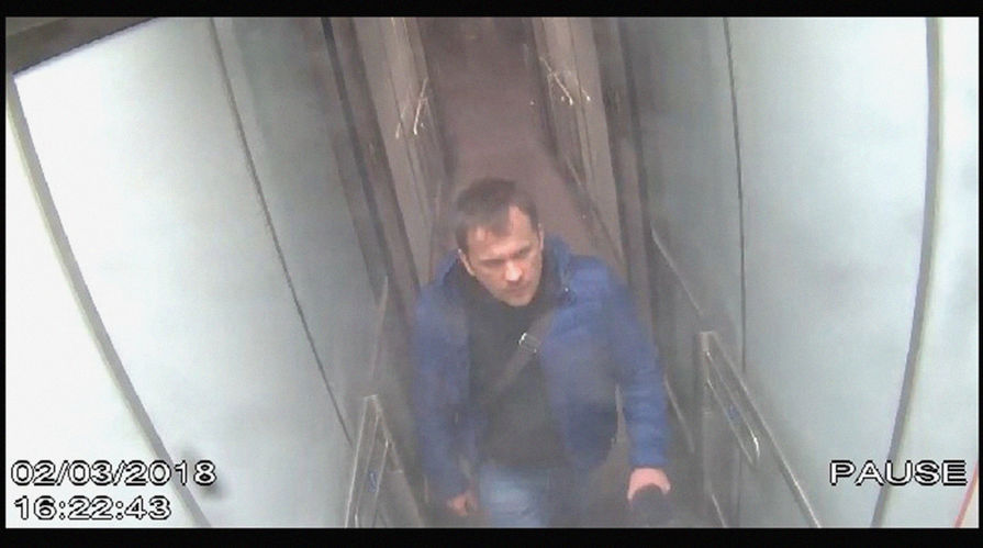 Обвиняемые в отравлении Сергея и Юлии Скрипалей Александр Петров и Руслан Боширов. Скриншот с камеры наблюдения в аэропорту Гатвик, опубликованный полицией Лондона