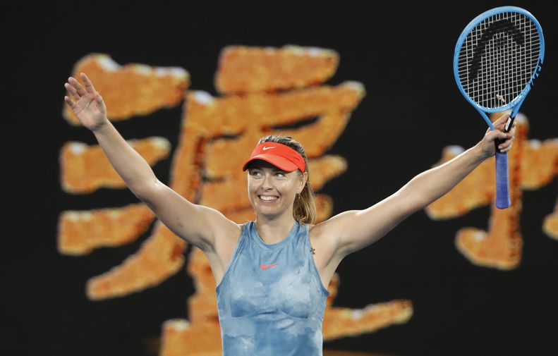 Мария Шарапова в матче Australian Open против Каролин Возняцки