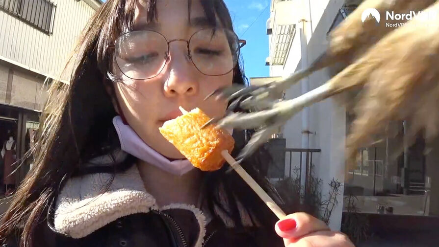 Ворона украла еду у стримерши Crazy_Japanese во время прямого эфира из Японии