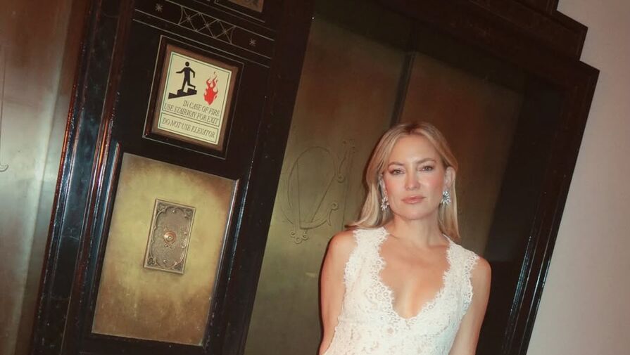 Актриса Кейт Хадсон показала фигуру в кружевном платье с глубоким декольте