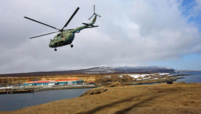Военный вертолет Ми-8 на острове Итуруп в Сахалинской области, 2007 год