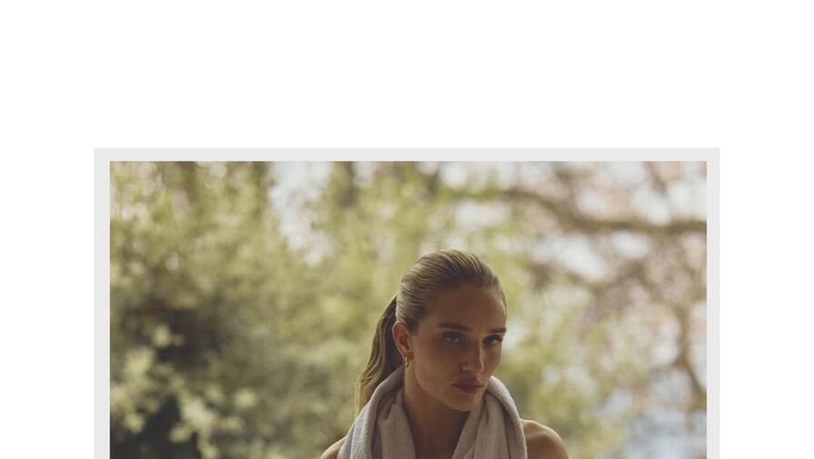 Модель Рози Хантингтон-Уайтли снялась без лифчика на йоге