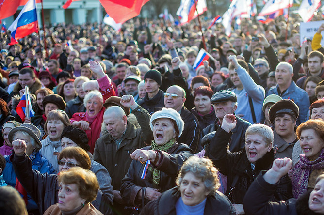Участники митинга в поддержку России на центральной площади Евпатории