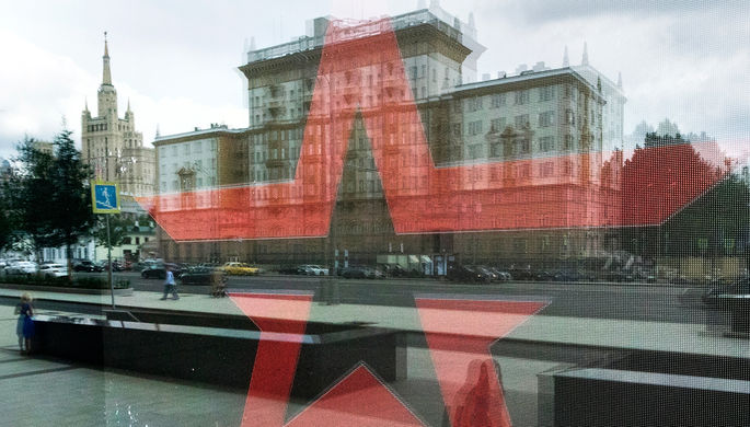 Отражение здание посольства США в окне магазина Армии России в центре Москвы, август 2017 года