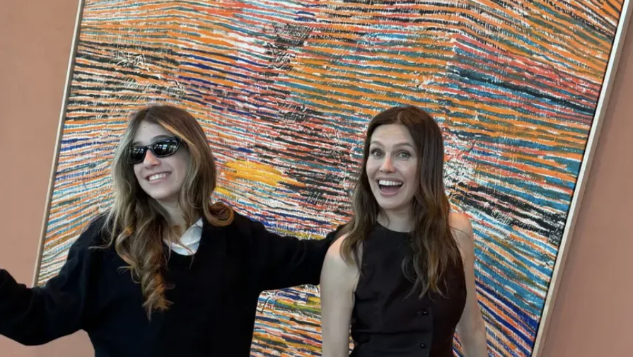 Экс-жена миллиардера Абрамовича Жукова вышла в свет с их дочерью Леей