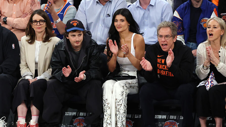 Модель Кайли Дженнер в облегающей майке вышла на публику с Тимоти Шаламе