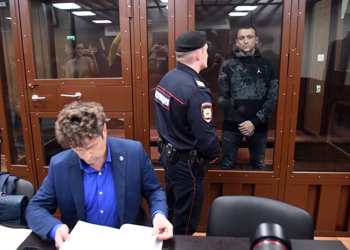 Адвокат Павла Мамаева Игорь Бушманов (на переднем плане) и сам футболист