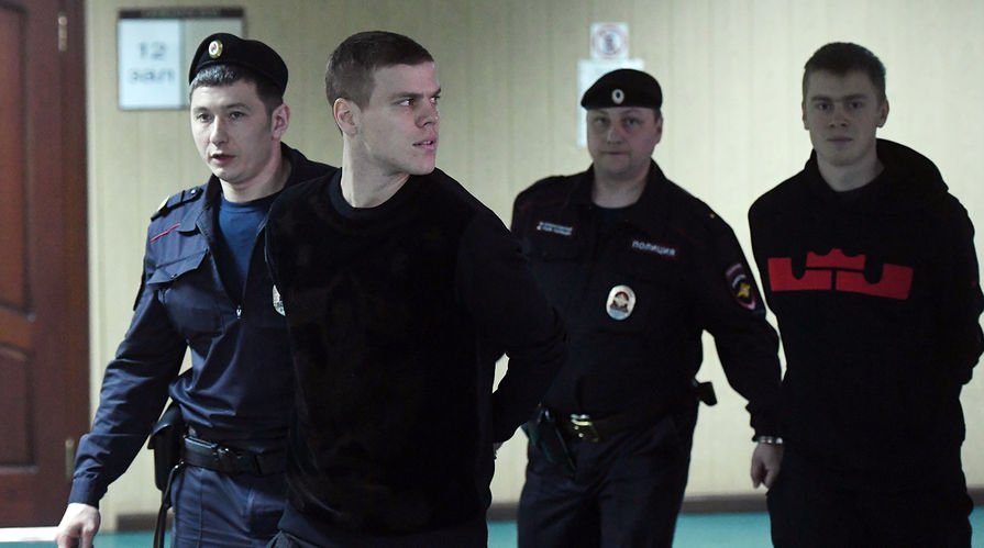 Футболист Александр Кокорин и его брат Кирилл перед началом заседания Пресненского суда города Москвы, 10 апреля 2019 года