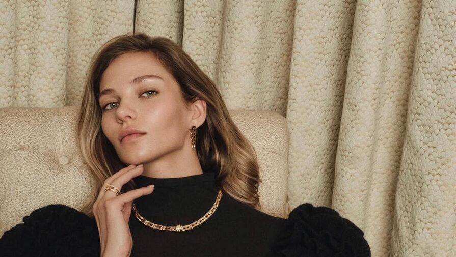 Модель Алеся Кафельникова в платье снялась для глянца