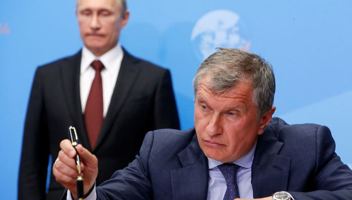 Президент России Владимир Путин и глава «Роснефти» Игорь Сечин на форуме ПМЭФ в...