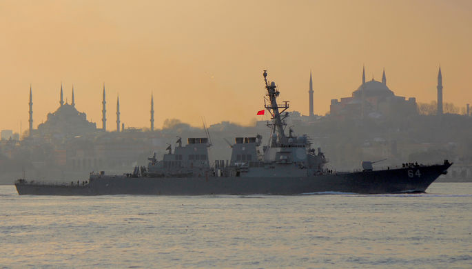 Эсминец ВМС США USS Carney в проливе Босфор на пути к Черному морю, 5 января 2018 года