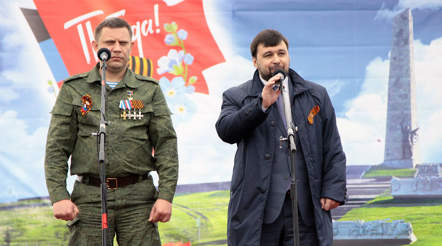 Глава самопровозглашенной Донецкой народной республики Александр Захарченко и представитель ДНР в контактной группе Денис Пушилин во время митинга в Донецкой области, май 2016 года
