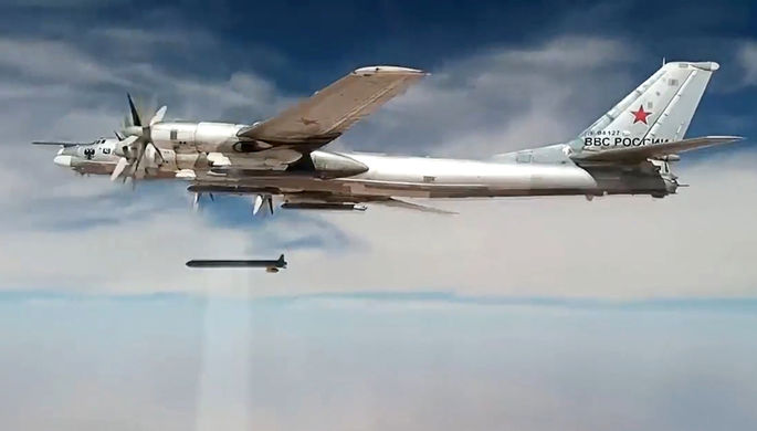 Самолет Ту-95 дальней авиации Военно-космических сил России наносит удар по объектам...