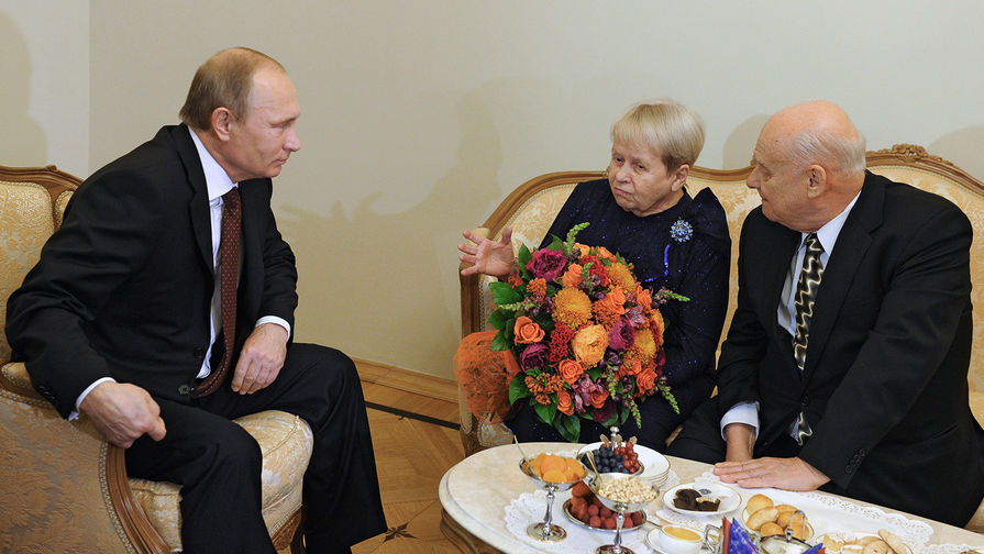 Президент России Владимир Путин, композитор Александра Пахмутова и поэт Николай Добронравов во время встречи в Кремле, 2014 год