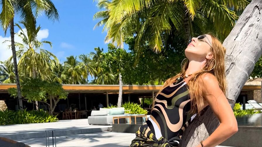 Певица Наталья Подольская в юбке с разрезом до бедра снялась на пальме