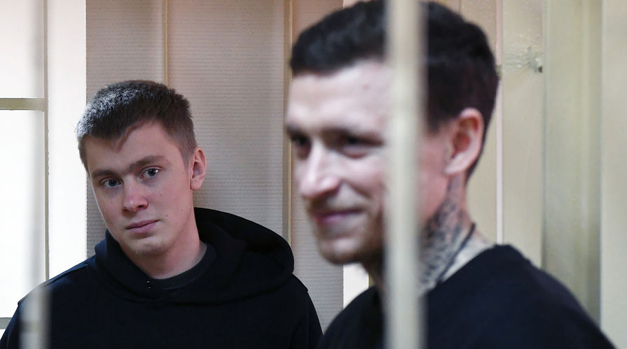 Брат футболиста Александра Кокорина Кирилл (слева) и футболист Павел Мамаев на заседании Пресненского суда города Москвы, 10 апреля 2019 год