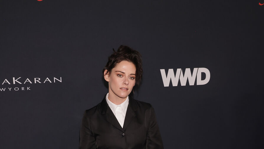 Актриса Кристен Стюарт вышла на публику в мини-юбке