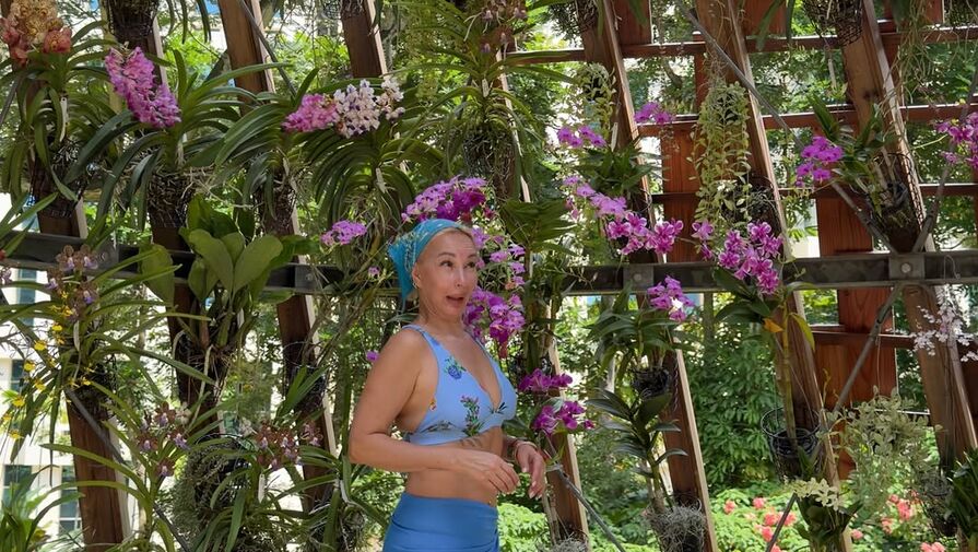 Ведущая Лера Кудрявцева снялась в топе с глубоким декольте и мини-юбке