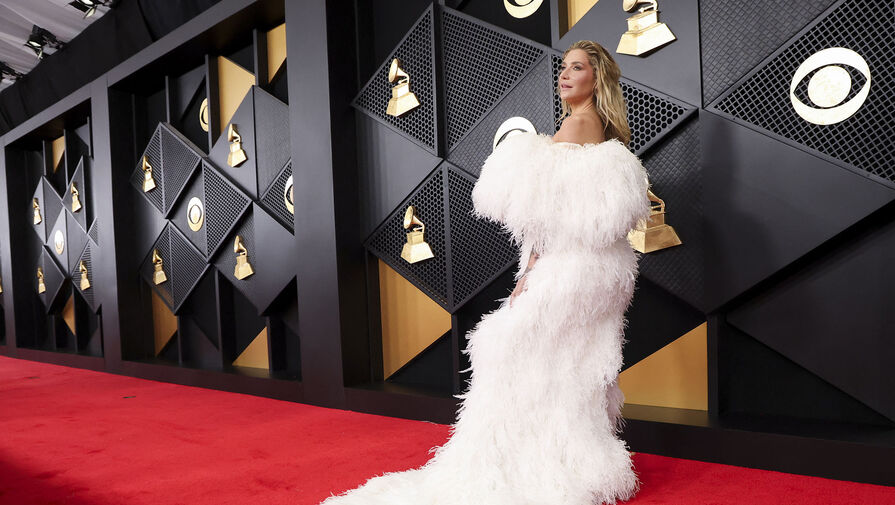 Певица Кеша вышла в свет в пушистом платье от российского бренда